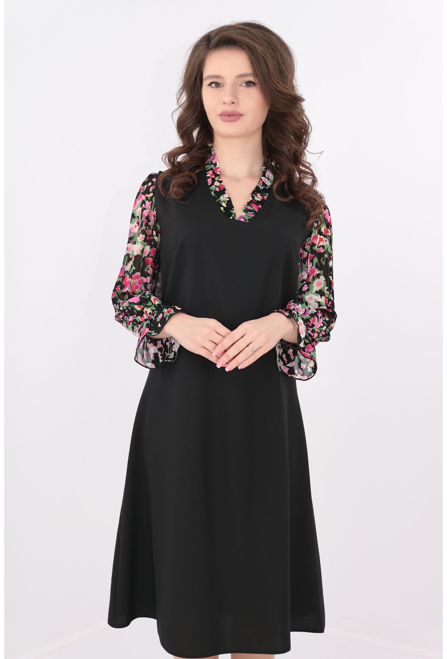Rochie evazata cu print floral si maneci din voal