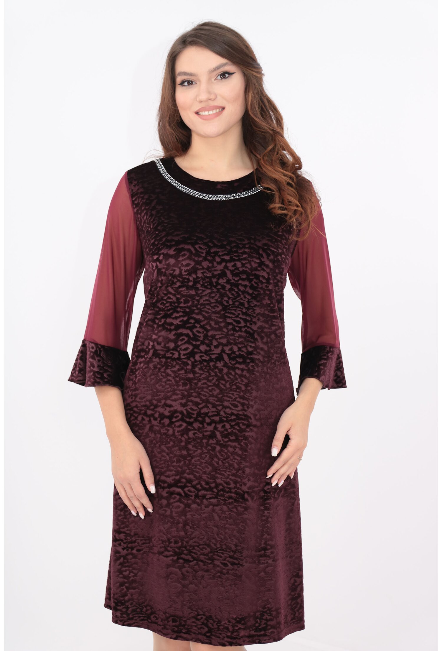Rochie evazata din catifea bordo cu lantisor argintiu