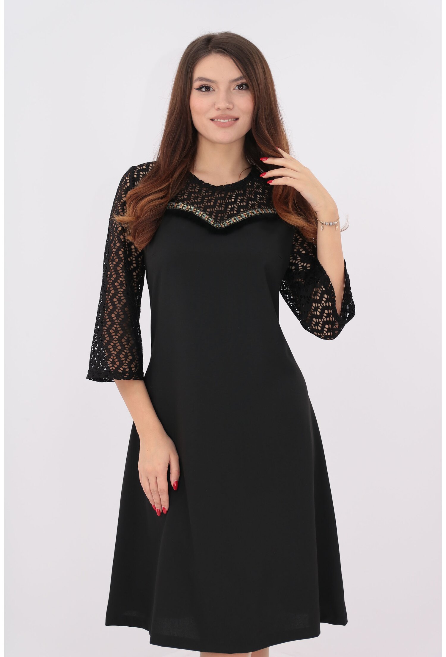 Rochie evazata neagra cu broderie aurie