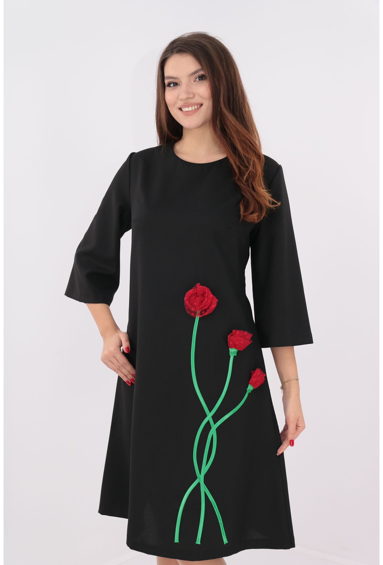 Rochie evazata neagra cu flori rosii hand-made