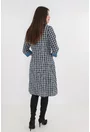 Rochie in carouri cu insertii albastre si aspect suprapus