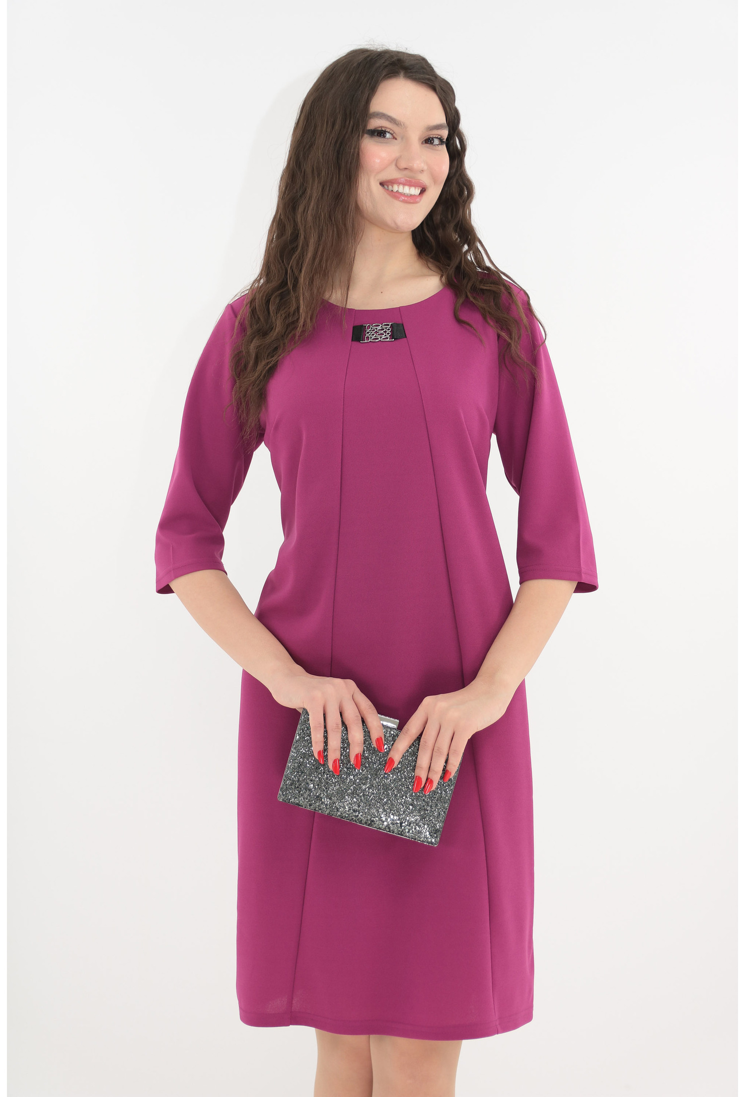 Rochie lejera magenta cu accesoriu argintiu la decolteu