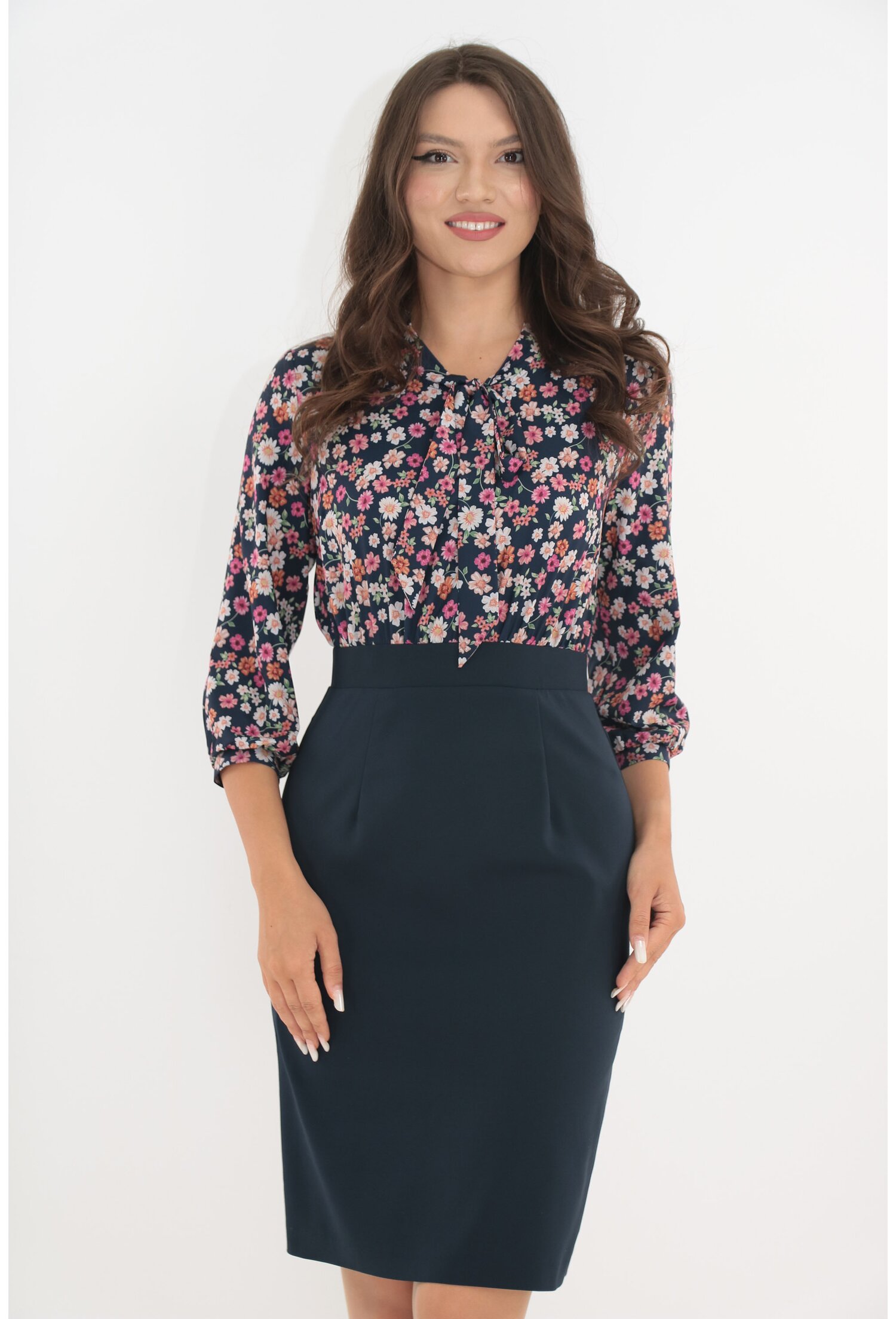 Rochie office din stofa bleumarin si voal cu imprimeu floral