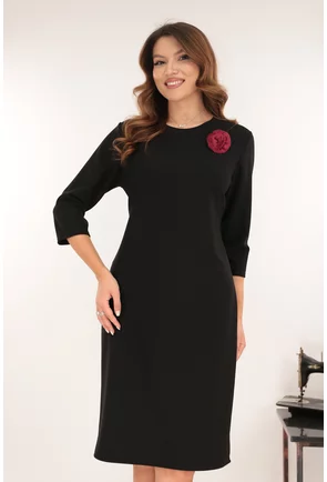 Rochie office neagra accesorizata cu o brosa