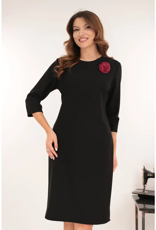 Rochie office neagra accesorizata cu o brosa